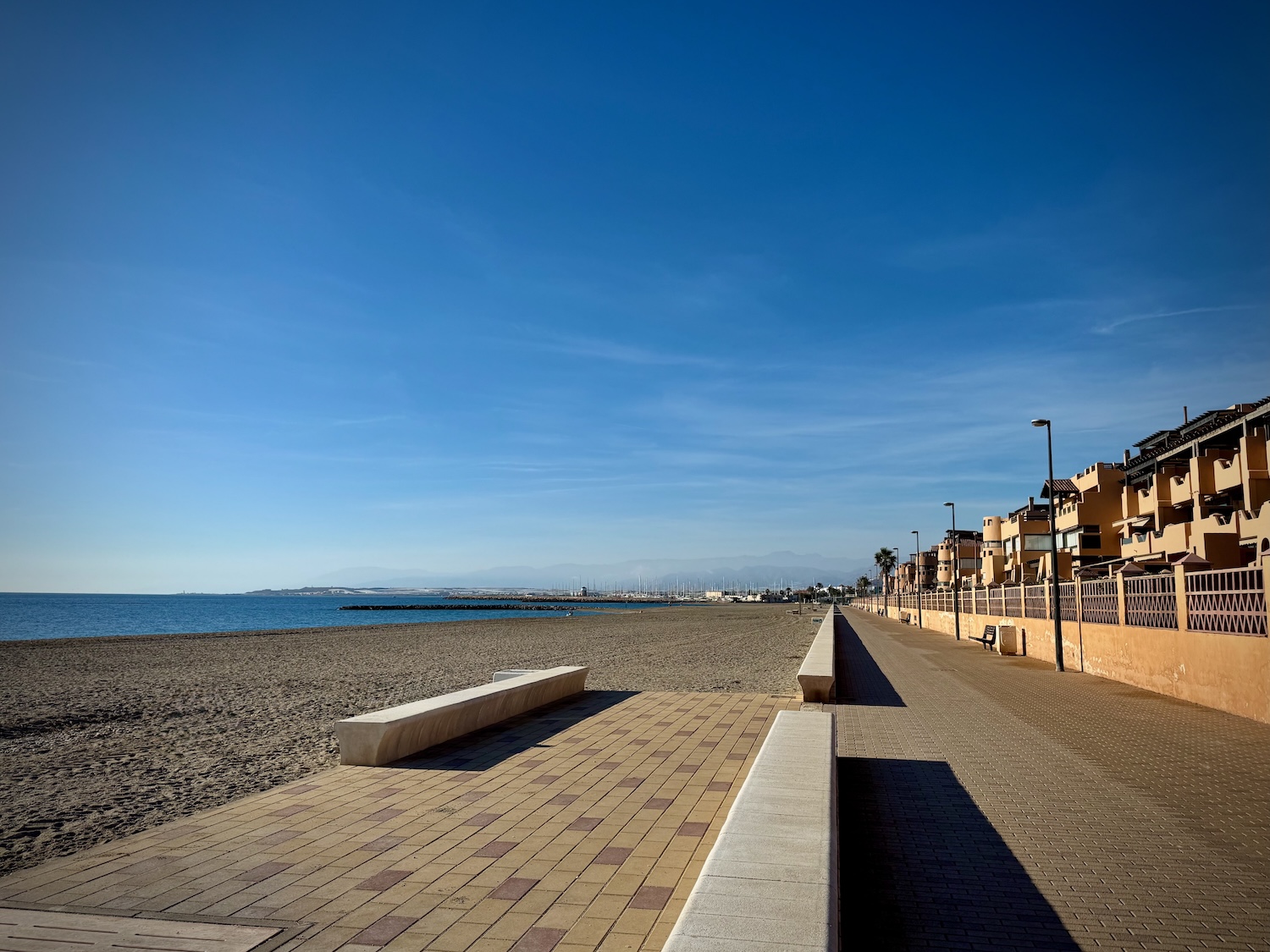 Der Kiesstrand Levante in Almerimar